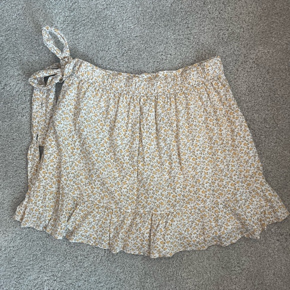 Hollister yellow floral skort with bow on side and ruffle on bottom size small - Picture 2 of 4